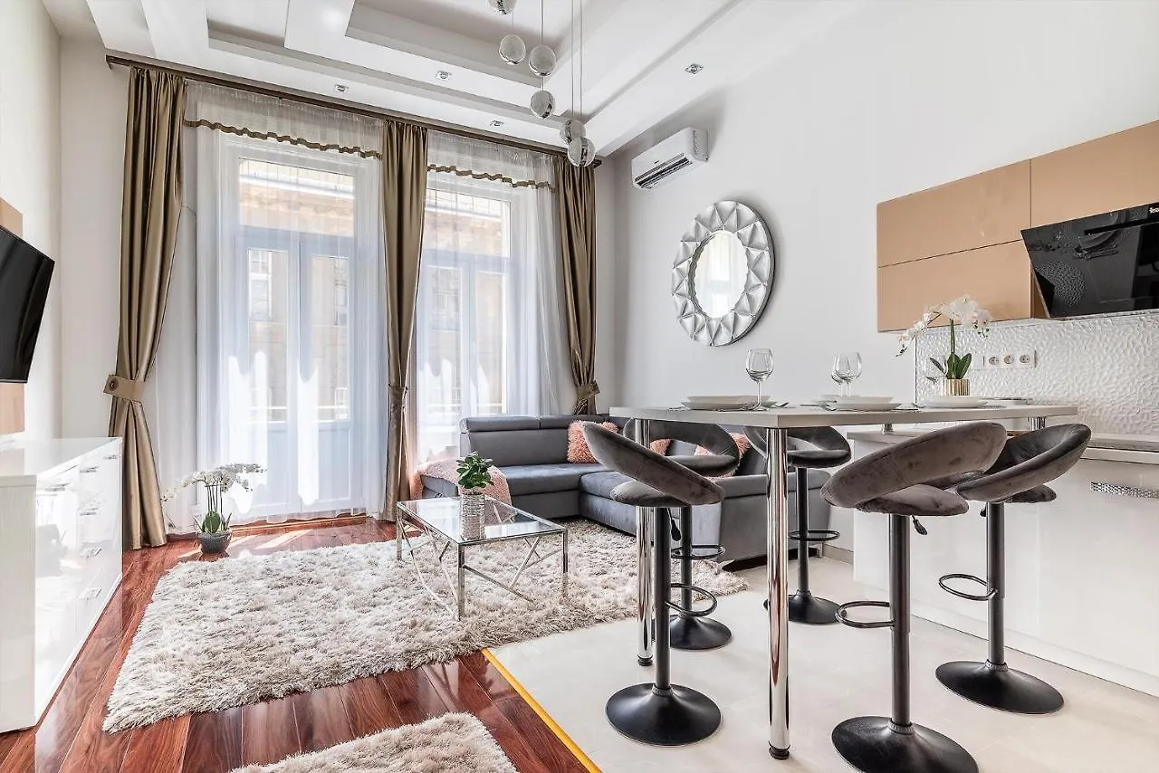 Luxury Apartment With Free Garage And Balcony In The Center 布达佩斯