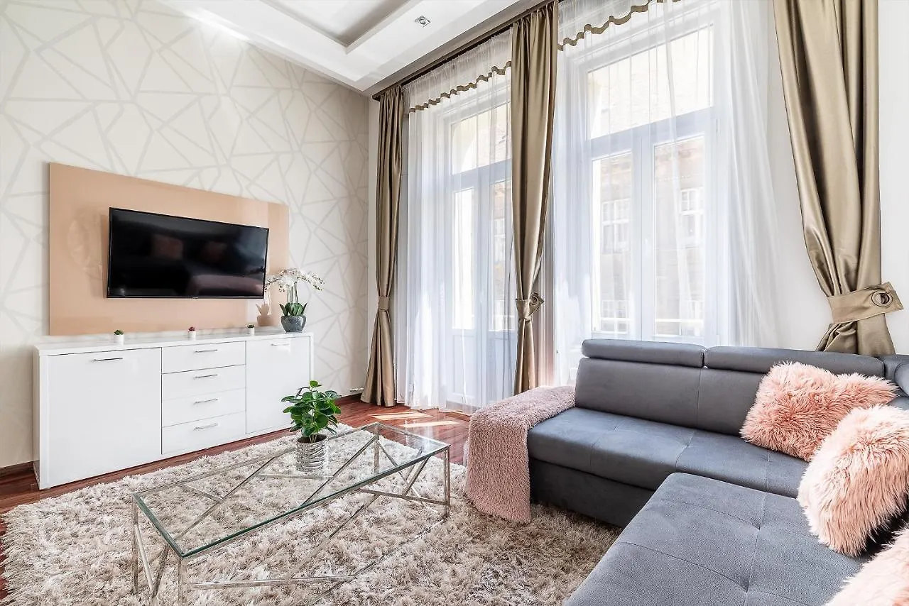 Luxury Apartment With Free Garage And Balcony In The Center 布达佩斯