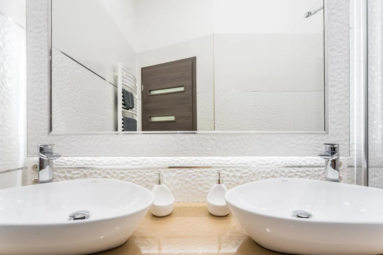 Luxury Apartment With Free Garage And Balcony In The Center 布达佩斯