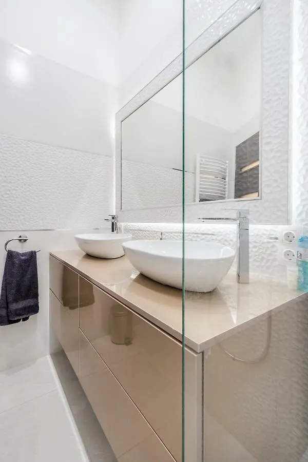 Luxury Apartment With Free Garage And Balcony In The Center 布达佩斯